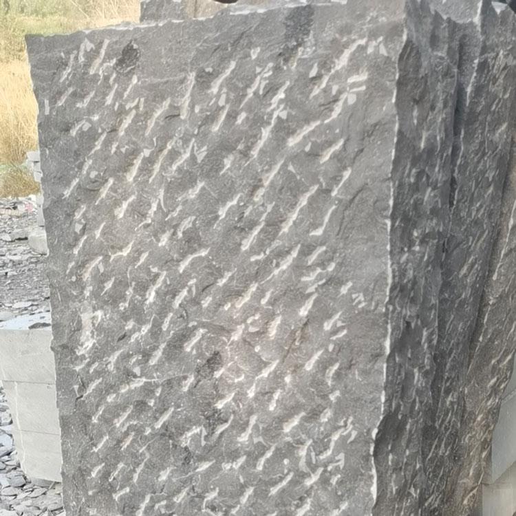 鋪地亂型石與景觀擋土墻 多功能石材在園林設(shè)計中的應(yīng)用