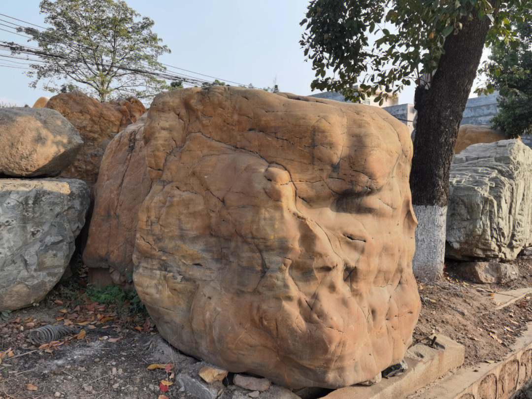 云南景觀石裝飾效果及云南石景石商貿(mào)公司供應產(chǎn)品解析